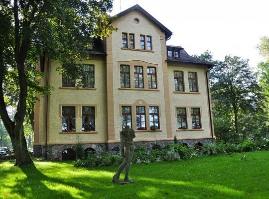 Building and surroundings