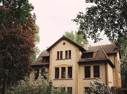 Building and surroundings