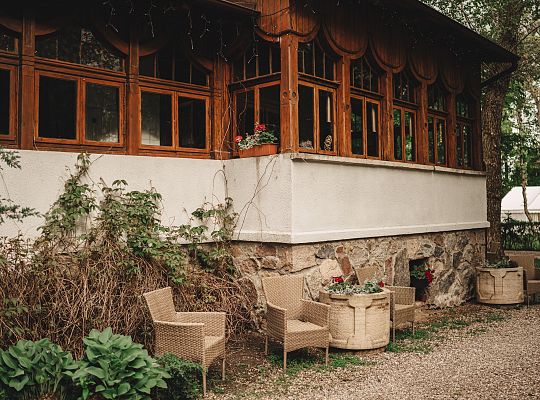 Building and surroundings