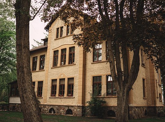 Building and surroundings