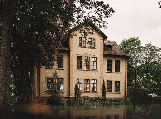 Building and surroundings